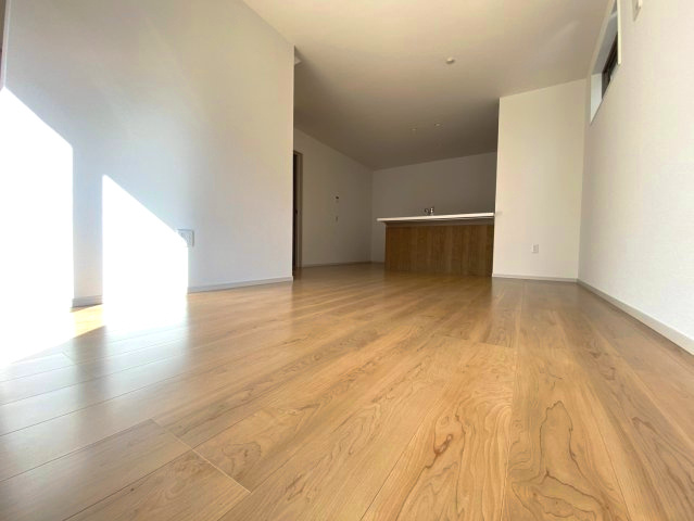 【価格改定】京都市西京区大枝沓掛町5期の居間・リビング|開放感のある約16帖LDK。
対面キッチンで料理中もご家族の様子が見渡せます！