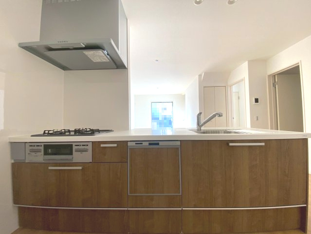 【価格改定】京都市西京区大枝沓掛町のキッチン|3口ガスコンロ・グリル・食洗機付きの充実設備のシステムキッチン。