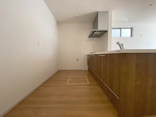 【価格改定】京都市西京区大枝沓掛町5期のキッチン|調理スペースが広々としており、快適に調理していただけます！