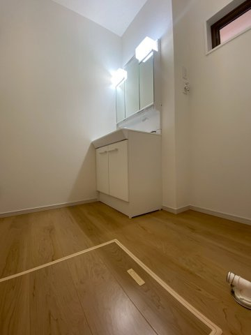 【価格改定】京都市西京区大枝沓掛町5期の独立洗面台|洗面化粧台横には、洗濯機置き場がございます。