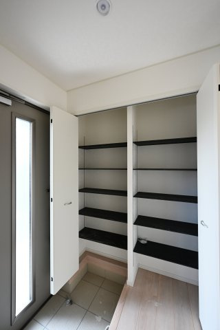 【玄関】 | 太田市下田島町第5　クレイドルガーデン　５号棟 | 大型のシューズボックスがあるので、家族全員の靴をしっかり収納！玄関スッキリ！