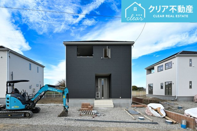 【外観】 | 太田市下田島町第5　クレイドルガーデン　５号棟 | スッキリクリアな青空に映えるエクステリア！
日当たり良好な立地です♪