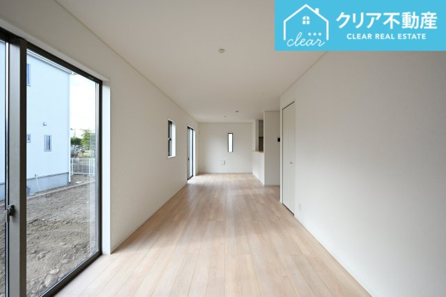 【居間・リビング】 | 太田市下田島町第5　クレイドルガーデン　５号棟 | 日当たりがよく広いリビングは家族が自然と集まる居心地の良い空間です♪