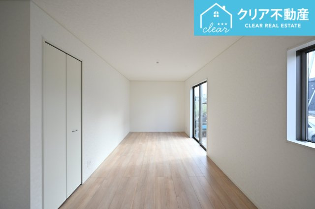 【居間・リビング】 | 太田市下田島町第5　クレイドルガーデン　５号棟 | 大型ＴＶも余裕で置けちゃう！ワイドなリビングで家族団らんの時間も増えそうですね♪