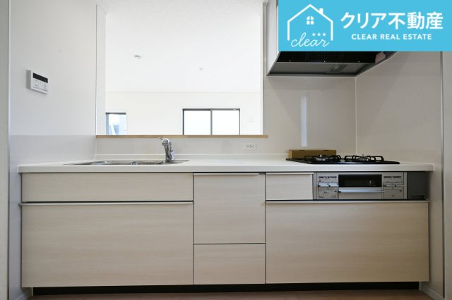 【キッチン】 | 太田市下田島町第5　クレイドルガーデン　５号棟 | 並んで料理ができるワイドカウンターのキッチン