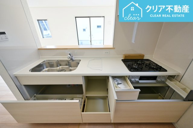 【キッチン】 | 太田市下田島町第5　クレイドルガーデン　５号棟 | スライド収納付きシステムキッチン。パスタ鍋や圧力鍋の出し入れもスムーズ！