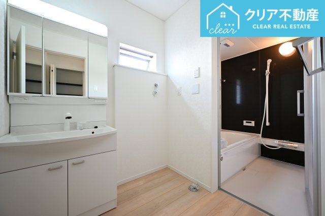 【独立洗面台】 | 太田市下田島町第5　クレイドルガーデン　５号棟 | 3面ミラーの後ろは収納スペースを完備。生活感のあるものは隠して、スッキリシンプルな洗面台に！