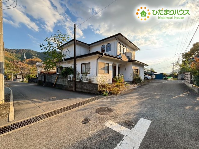 桐生市梅田町　中古一戸建ての前面道路含む現地写真