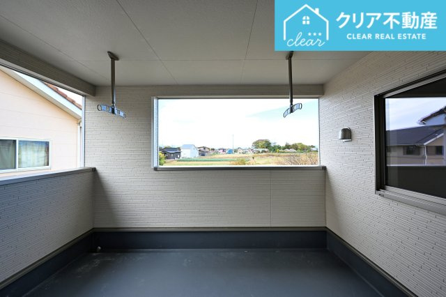【バルコニー】 | 太田市下田島町第5　クレイドルガーデン　６号棟 | 屋根付きワイドバルコニーなので、急な雨の時も安心♪竿受けも設置済み！