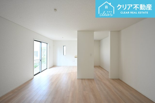 【居間・リビング】 | 太田市下田島町第5　クレイドルガーデン　６号棟 | 日当たりがよく広いリビングは家族が自然と集まる居心地の良い空間です♪