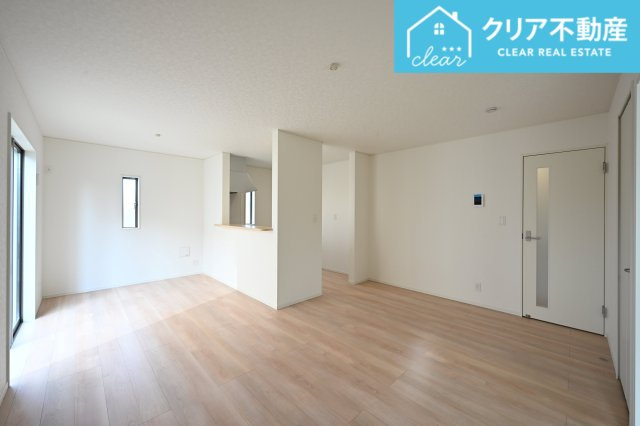 【居間・リビング】 | 太田市下田島町第5　クレイドルガーデン　６号棟 | 大型ＴＶも余裕で置けちゃう！ワイドなリビングで家族団らんの時間も増えそうですね♪