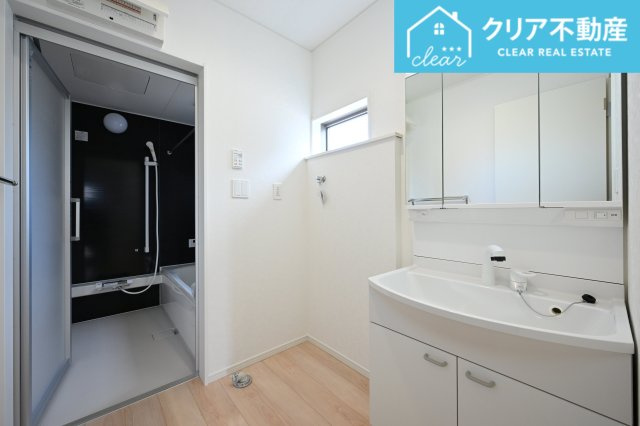 【独立洗面台】 | 太田市下田島町第5　クレイドルガーデン　６号棟 | 3面ミラーの後ろは収納スペースを完備。生活感のあるものは隠して、スッキリシンプルな洗面台に！