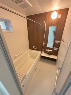 【浴室】 | 南区青崎2（向洋駅）NO1【外構工事込み】 | ゆったりした浴槽は、足を伸ばしてゆったり湯船につかることができます。
浴室換気乾燥機付きで雨や夜のお洗濯にも大活躍♪