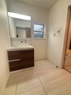 【独立洗面台】 | 南区青崎2（向洋駅）NO1【外構工事込み】 | 三面鏡付きの洗面台は、メイクもドライヤーも余裕のスペースです☆