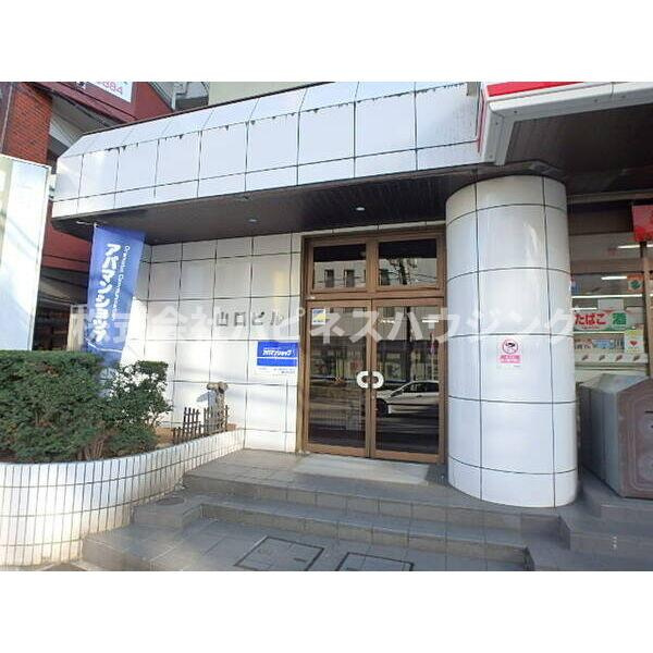 山口ビルのエントランス