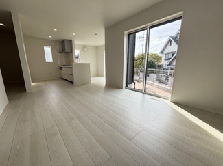 【居間・リビング】 | 佐伯区屋代2（山陽女学園駅）　全２区画　NO1 | 大きな窓が設置された17.7帖リビング☆対面式のキッチンでリビングが見渡せるので、お子様やご家族の様子が見えて安心です♪