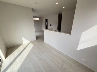 【居間・リビング】 | 佐伯区屋代2（山陽女学園駅）　全２区画　NO1 | 17.7帖リビング☆対面式のキッチンでリビングが見渡せるので、お子様やご家族の様子が見えて安心です♪