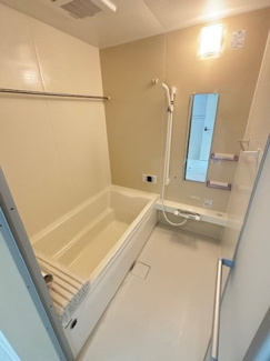 【浴室】 | 佐伯区屋代2（山陽女学園駅）　全２区画　NO1 | ゆったりした浴槽は、足を伸ばしてゆったり湯船につかることができます。
浴室換気乾燥機付きでカビ予防やヒートショック予防に安心です☆