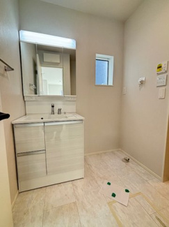 【独立洗面台】 | 佐伯区屋代2（山陽女学園駅）　全２区画　NO1 | 三面鏡付きの洗面台は、メイクもドライヤーも余裕のスペースです☆