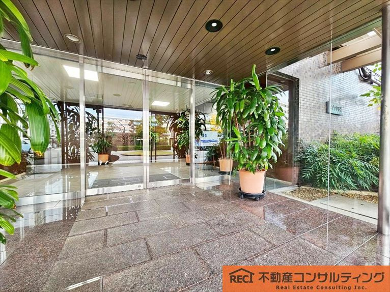 メゾン甲子園のエントランス|小学校徒歩10分以内