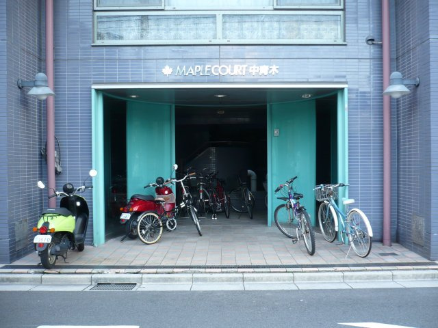 メープルコート中青木のエントランス