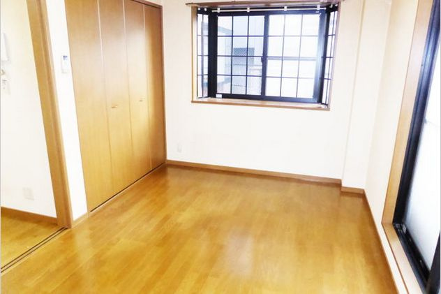 ハイム・アルテナの居間・リビング|★最上階角部屋・出窓付きの居室です★