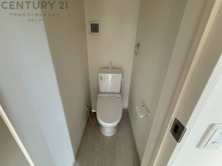 温水洗浄便座付トイレは温水洗浄機能により、暖かい水でおしりを洗浄することができ、冷たい水を使う従来の便座に比べ、温水洗浄機能で暖かいトイレを提供し、快適な使用を可能にします。