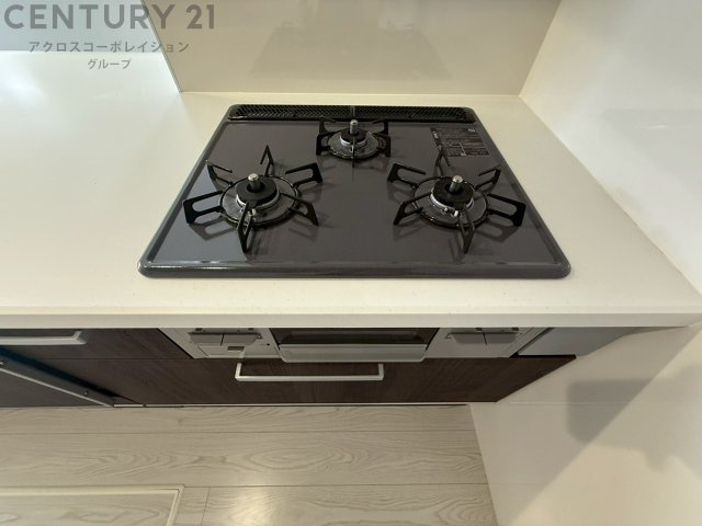 多数の調理器具を同時に使用でき、料理の効率化が可能。省エネで節約になり、様々な料理スタイルに適応できます。また、火力調整が独立しており、手入れや掃除もしやすく、今よりもっとお料理が楽しくなるかも。
