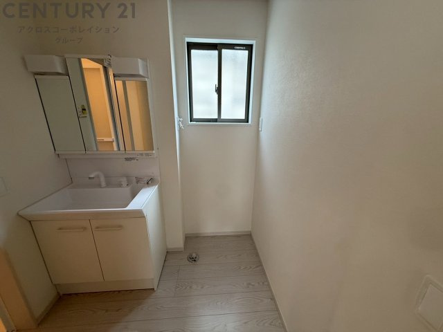 衣服の収納や脱ぎ着や整理整頓がしやすく、湿った衣類を乾燥させるスペースがありカビや臭いの発生を防ぎます。床の汚れを他の部屋に持ち込まず清潔を保つことができます。また快適な入浴環境の整備にも役立ちます。