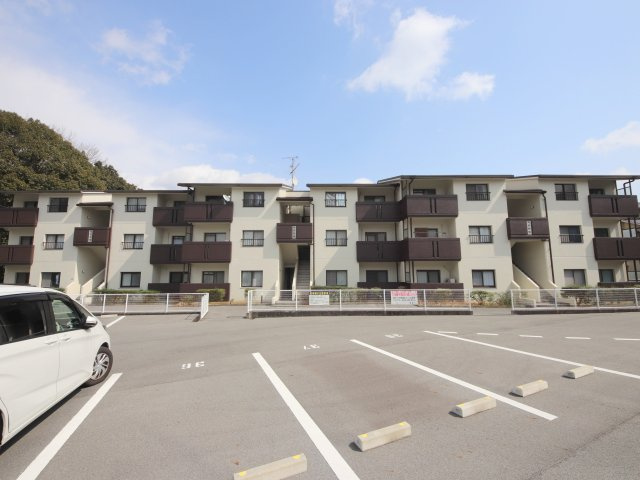 奈良市富雄川西１丁目の賃貸マンションの駐車場