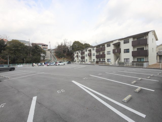 奈良市富雄川西１丁目の賃貸マンションの駐車場
