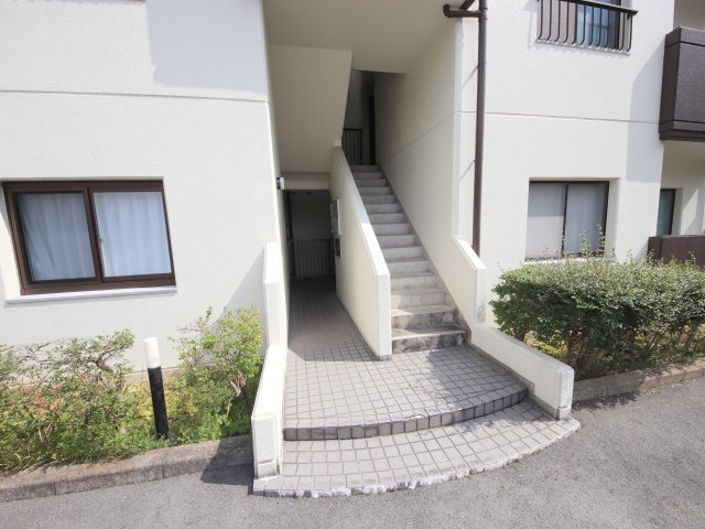 奈良市富雄川西１丁目の賃貸マンションのエントランス