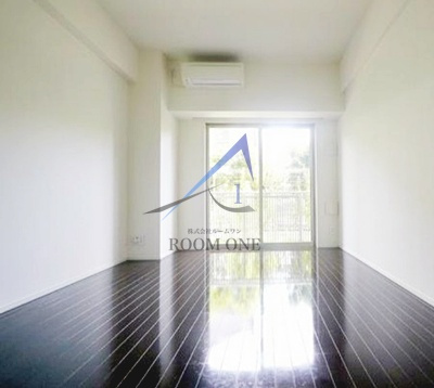 ラグジュアリーアパートメント赤羽西＃０１の居間・リビング|洋室のお部屋です。