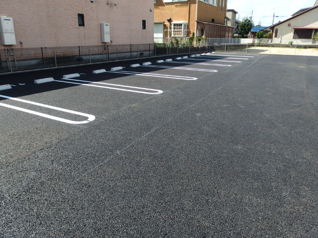 メゾンエスポワール緑丘の駐車場