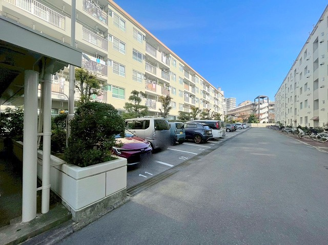 淡路コーポ1号棟の駐車場