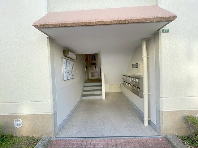 淡路コーポ1号棟のエントランス