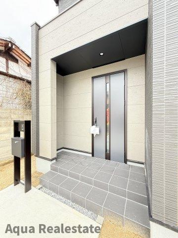 リーブルガーデン高松市円座町第八の玄関|収納もある玄関です