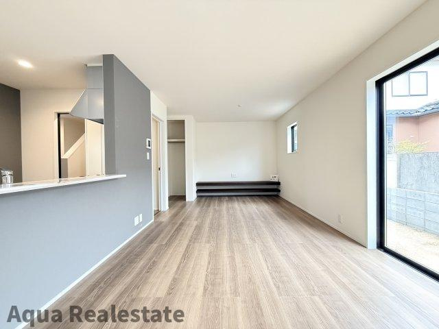 リーブルガーデン高松市円座町第八のキッチン|デザインが映えるカッコいいキッチン。洗練された空間が料理の魔法を演出し、毎日が特別なひとときへと変わります。ここで繰り広げられるクリエイティブな料理体験は、まさに感動の連続。