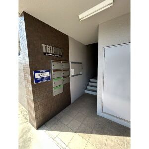 TRINITY(九之坪)のエントランス