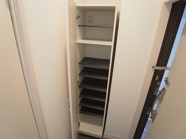 ＫＴＩレジデンス湊川Ⅱの玄関|玄関にはシューズＢＯＸも御座います