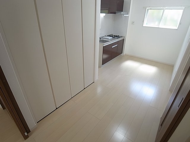 ＫＴＩレジデンス湊川Ⅱの居間・リビング|白い綺麗なフローリングの明るい室内