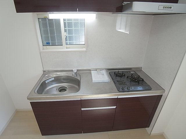 ＫＴＩレジデンス湊川Ⅱのキッチン|システムキッチン、2口ガス小窓も完備
