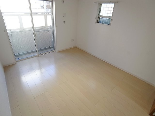 ＫＴＩレジデンス湊川Ⅱの内装|2面窓が有り、日当たりも良好です