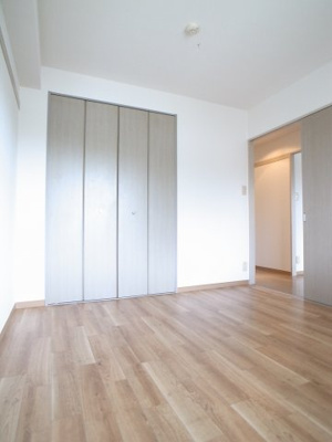 【洋室】 | フィールドハウス青葉伍番館 | 各部屋に収納でお荷物もたくさんもってこれます。