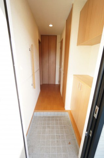 【玄関】 | 四季の風　かざはな棟 | ※同物件・反転タイプの写真です