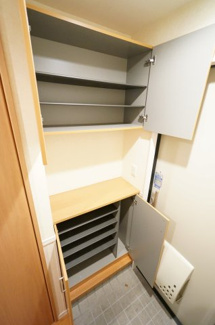 【玄関】 | 四季の風　かざはな棟 | ※同物件・反転タイプの写真です