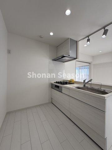 【キッチン】 | キッチンは対面式なので、お料理しながら会話も楽しめますよ♪