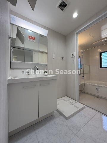 【独立洗面台】 | ミラー裏部分にも収納スペースが確保された、機能性に優れた洗面台◎