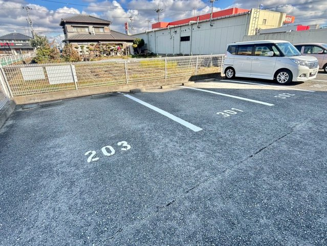 デランテ蓼野の駐車場