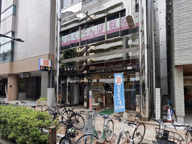 平和ビルのエントランス